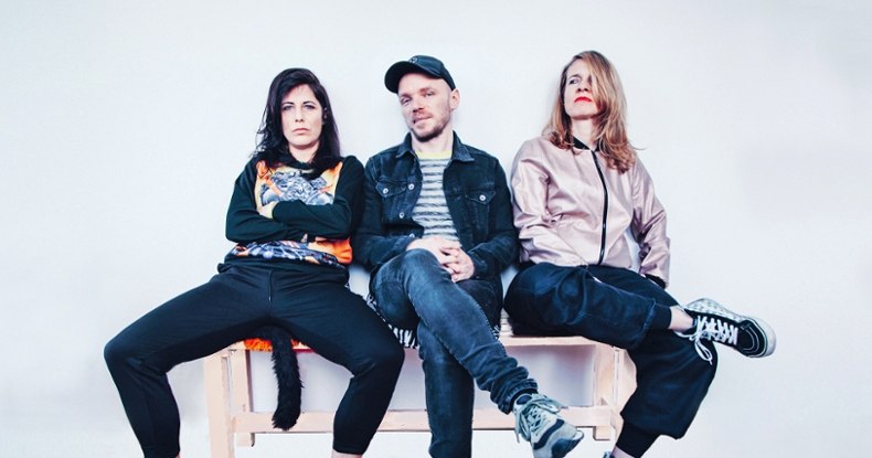 SHIRLEY HOLMES: Oh, ein Video!
