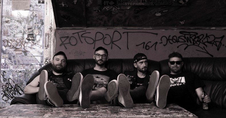 Videopremiere: SCHEISSEDIEBULLEN „Payback-Karte“